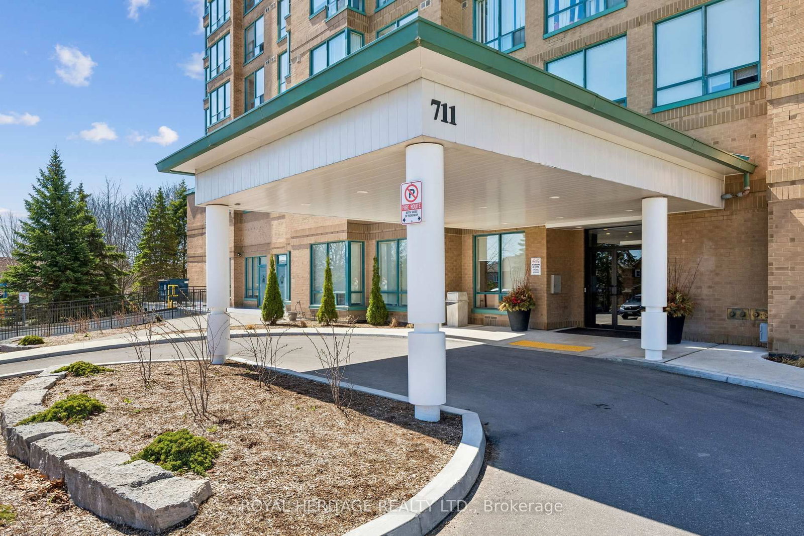 711 Rossland Road E, Unit 1209