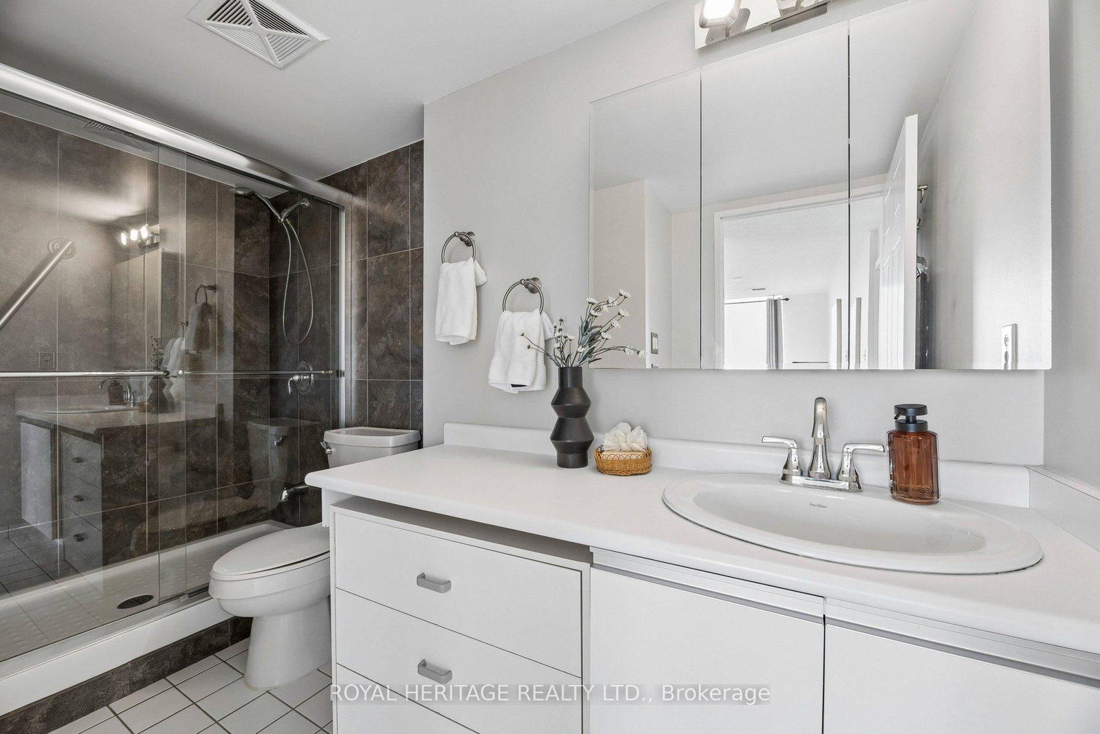 711 Rossland Road E, Unit 1209 - Photo 24