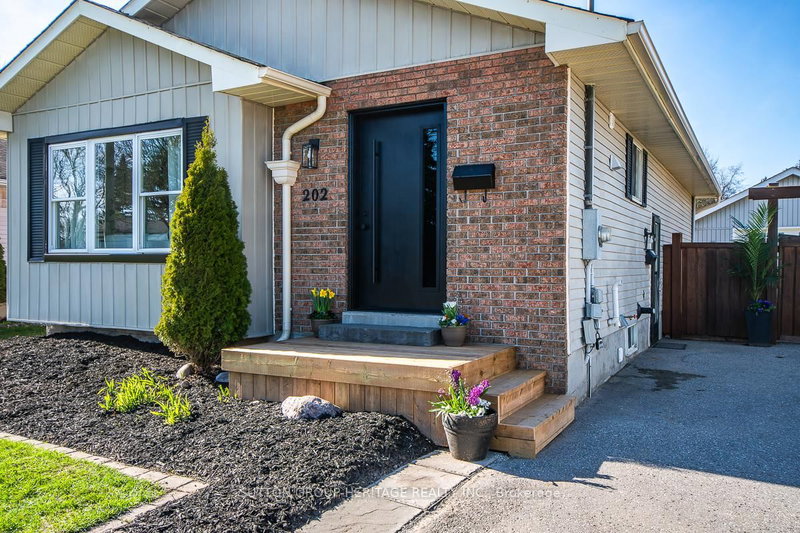 202 Willis Ave, Whitby, L1N 9J9 | Image 2