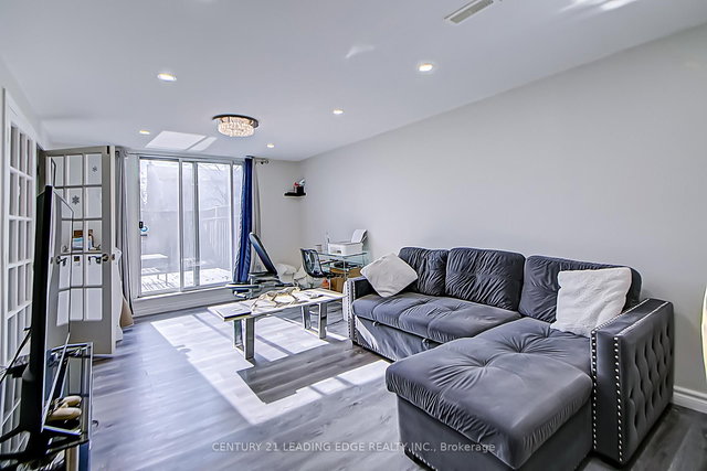 Lower - 879 Marinet Crescent