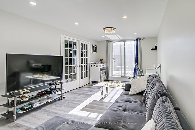 Lower - 879 Marinet Crescent