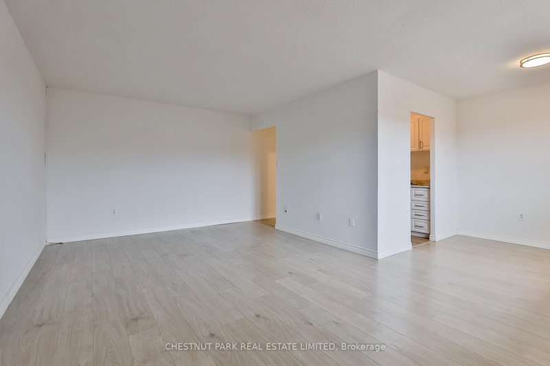 408 - 888 Glen St, Oshawa, L1J 5Z4 | Image 3