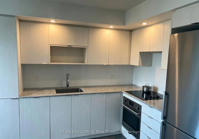 609 - 225 Village Green Square