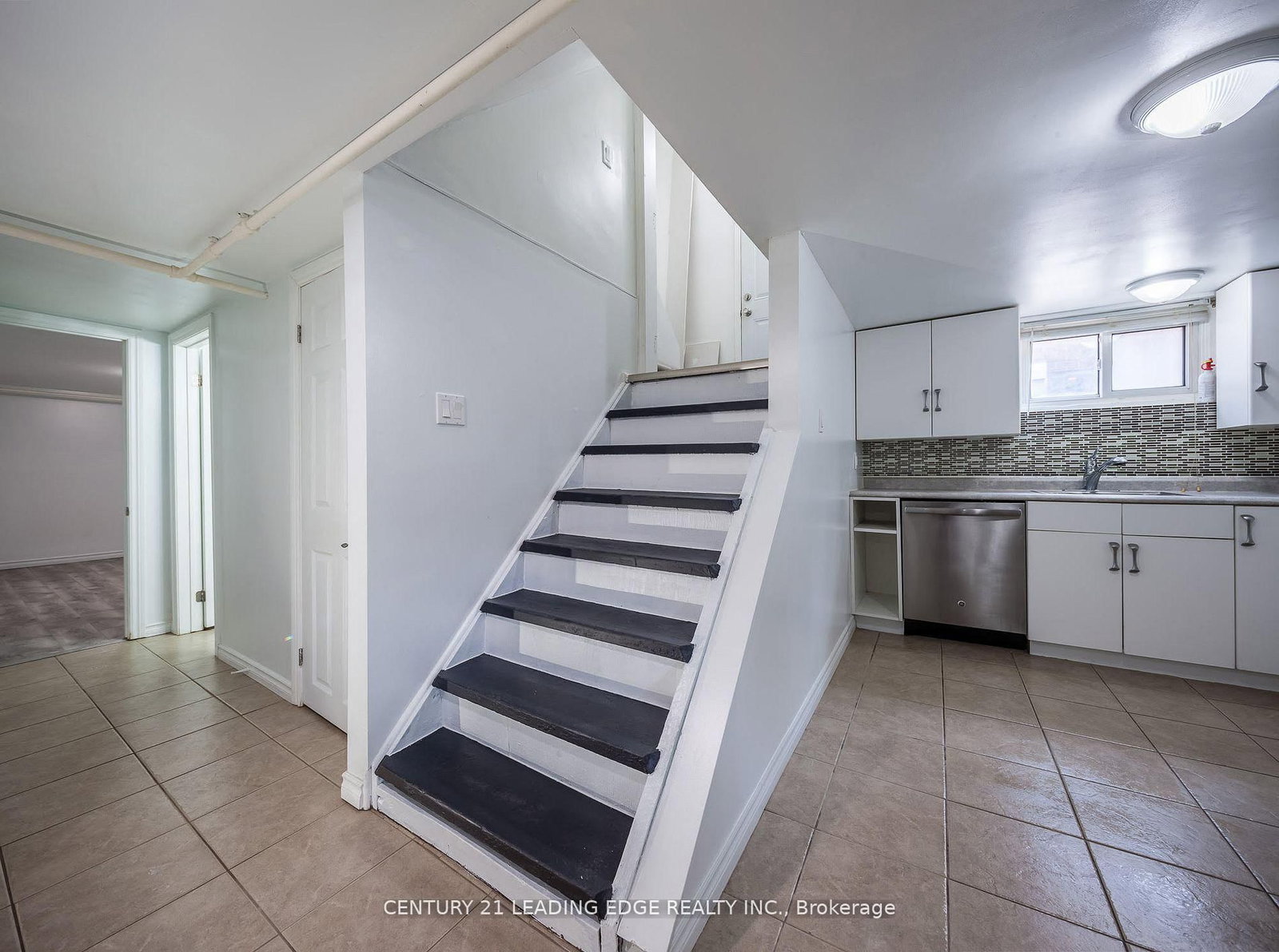 84 Central Park Boulevard N, Unit LOWER - Photo 9