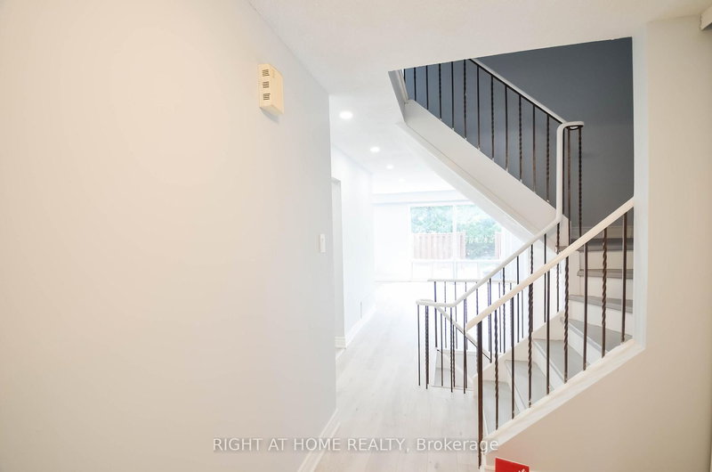 64 - 30 Chichester Pl, Toronto, M1T 3S5 | Image 2