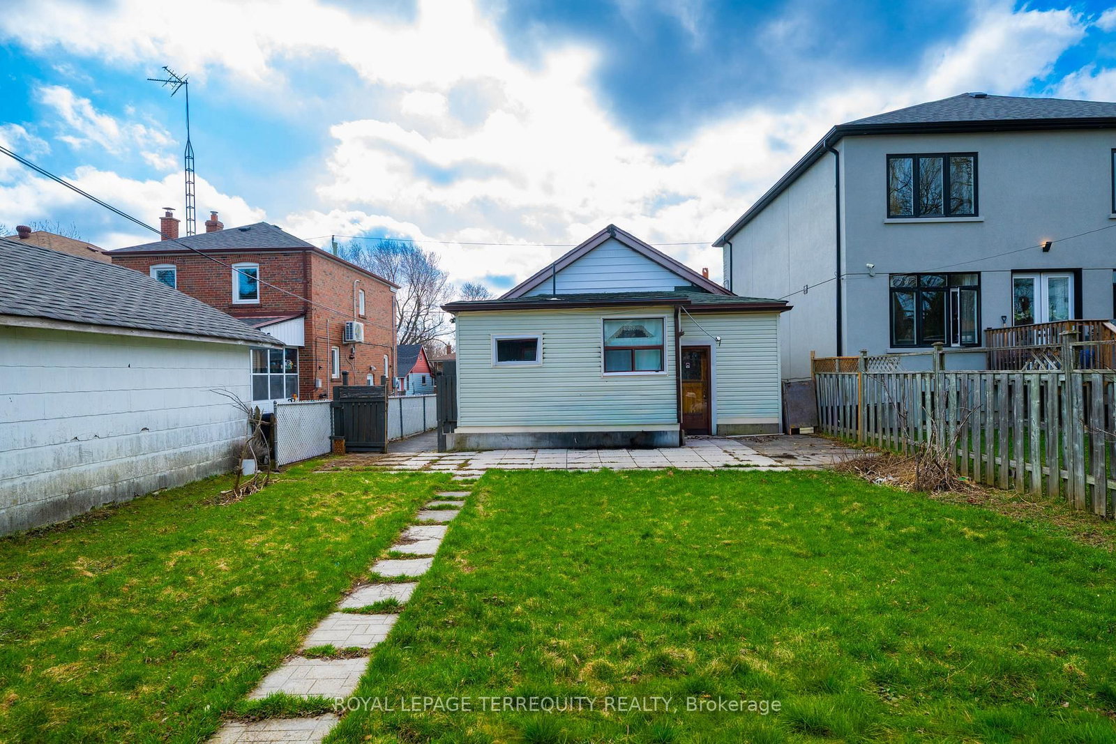 Detached House for sale at 27 Phillip Avenue, Toronto, Ontario, M1N 3P8 - Birchcliffe-Cliffside - MLS: E13019008