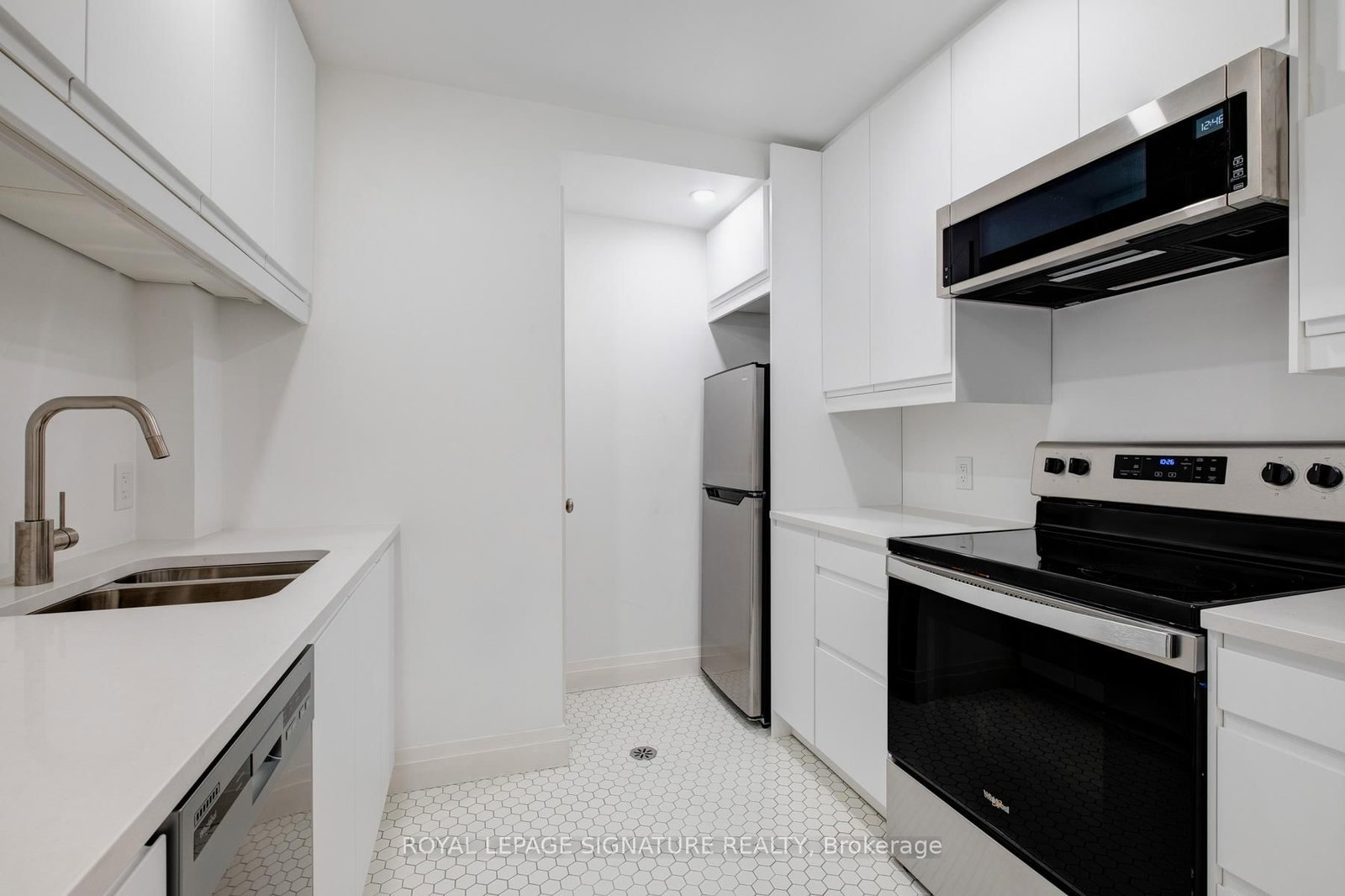 36 Thyra Avenue, Unit Lower - Photo 8