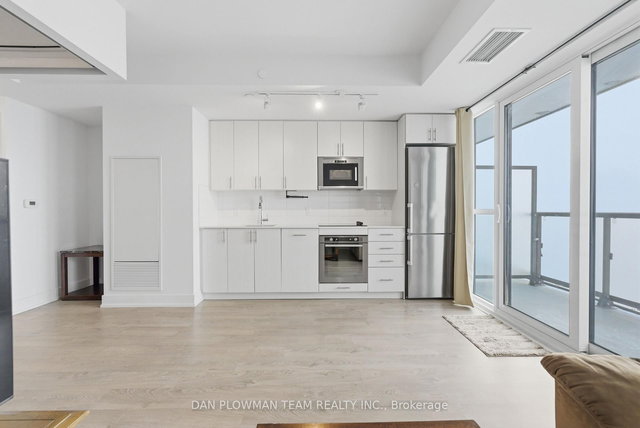 1121 - 2550 Simcoe Street N