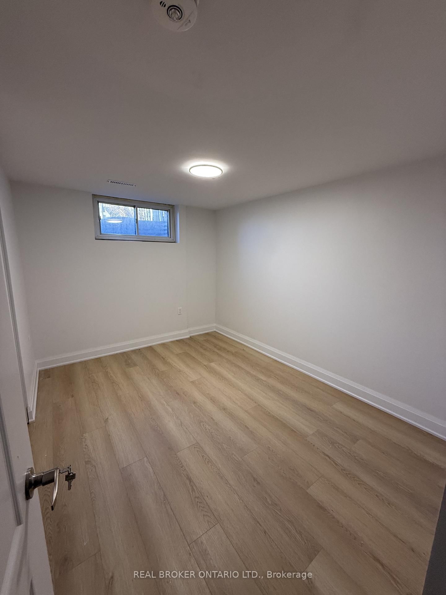 214 Fairglen Avenue, Unit Bsmt - Photo 12