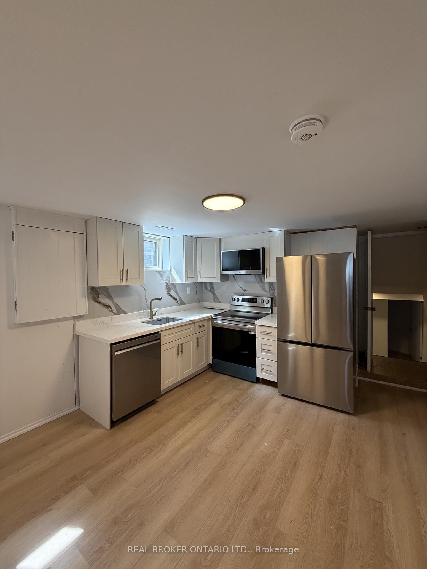 214 Fairglen Avenue, Unit Bsmt - Photo 5