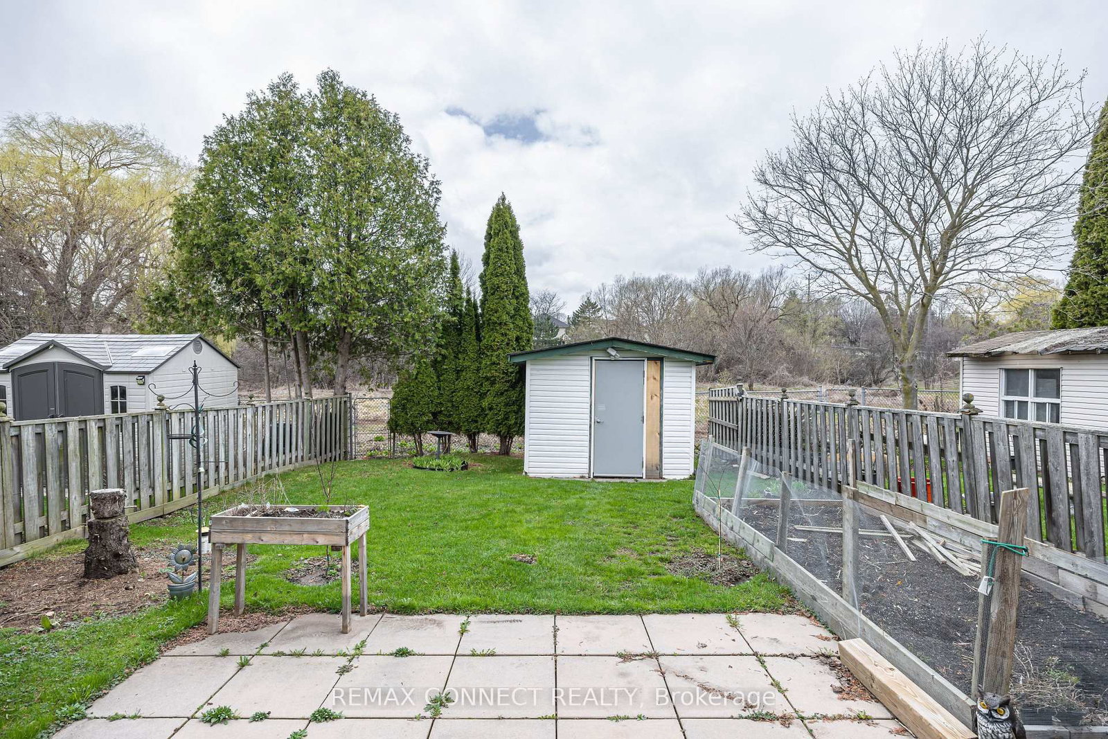 594 Waverly Street N - Photo 39