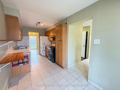 24 Oakhaven Drive, Toronto, Ontario image-0-2