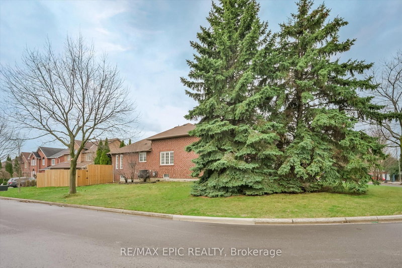 33 EMMETT Pl, Whitby, L1R 2B4 | Image 3