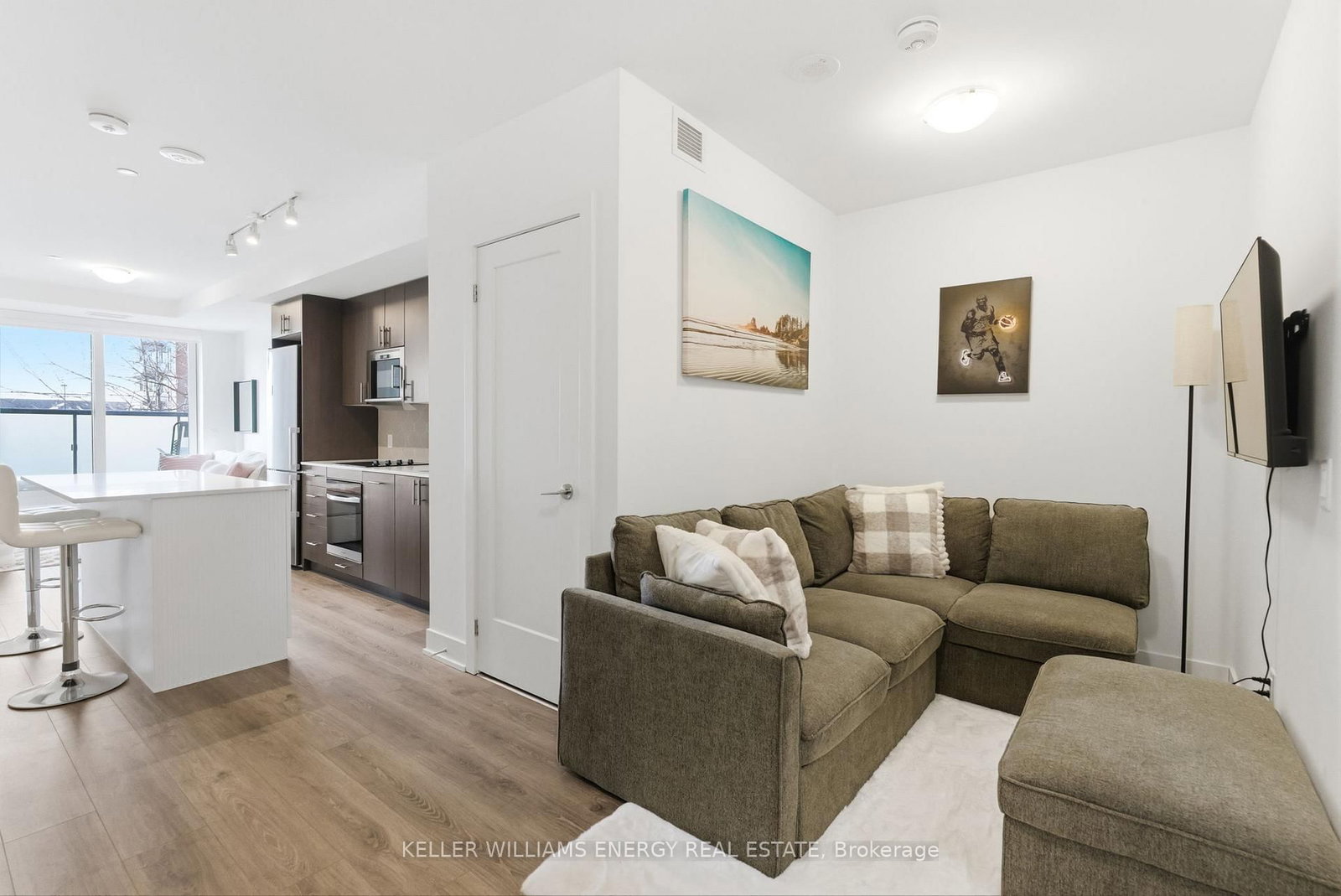 2545 Simcoe Street N, Unit 211