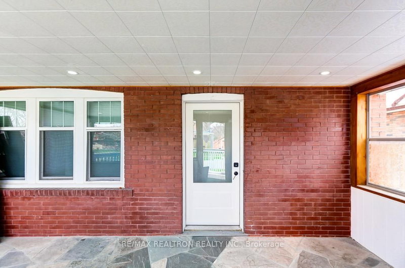 317 Gliddon Ave, Oshawa, L2H 1Z2 | Image 3