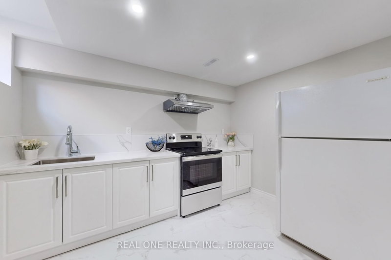 27 Gladiola Crt E, Whitby, L1R 1N8 | Image 2