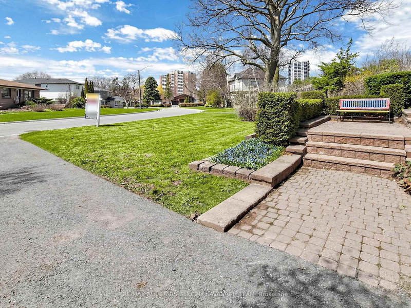 875 Chapleau Dr, Pickering, L1W 1P6 | Image 2