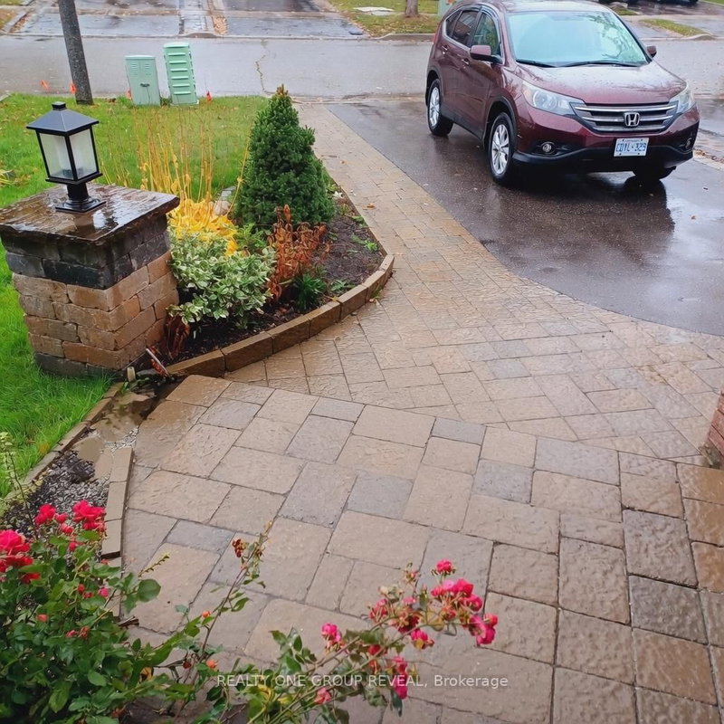 735 Swan Pl, Pickering, L1X 2V7 | Image 2