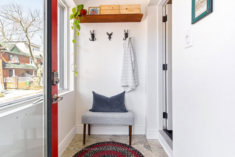 9 Winnifred Ave, Toronto, M4M 2X2 | Image 2