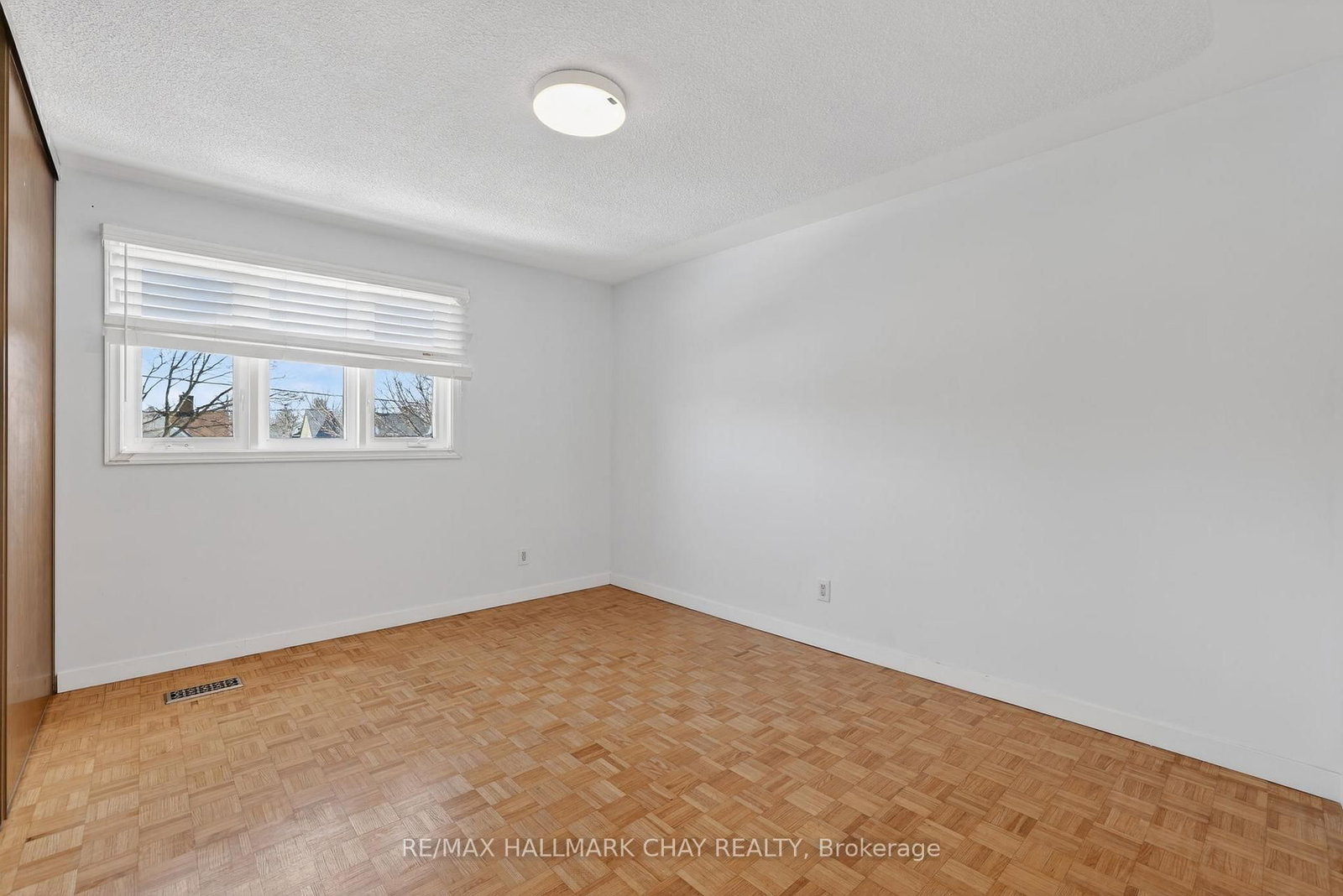 704 Brock Street S - Photo 11