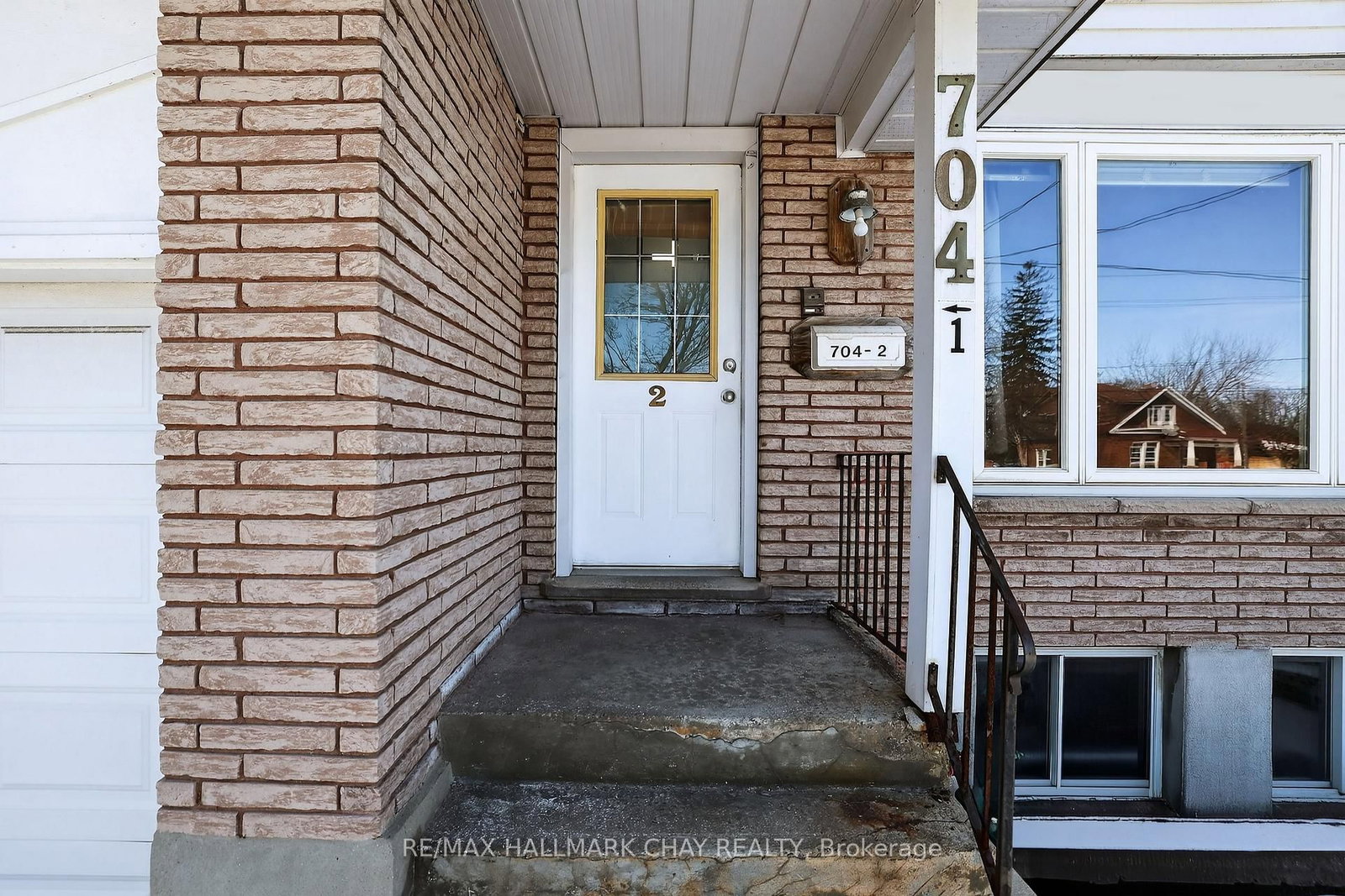 704 Brock Street S - Photo 3