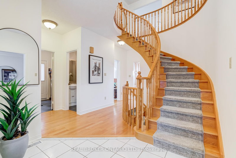 886 Darwin Dr, Pickering, L1X 2P8 | Image 2