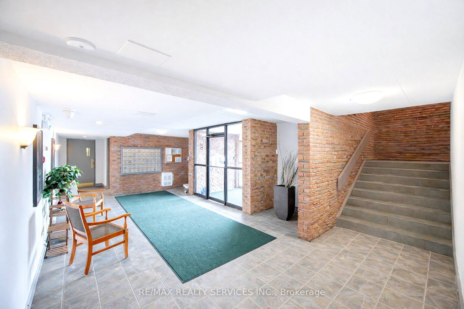 580 Mary Street E, Unit 105 - Photo 4