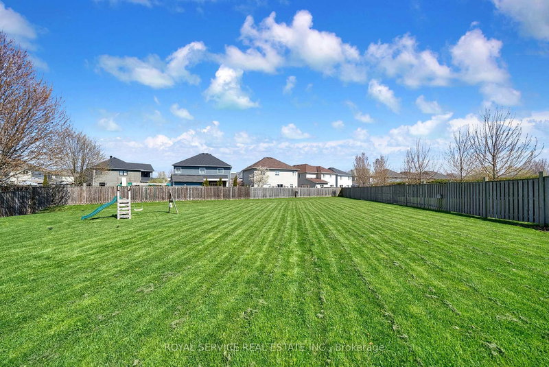 35 Alldread Cres, Clarington, L1B 0C2 | Image 2