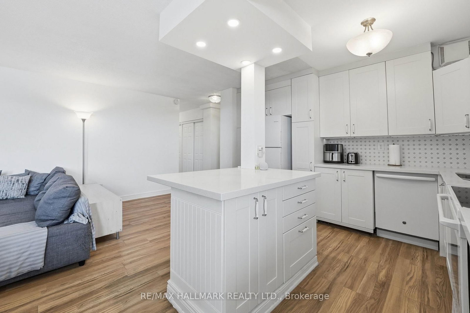 180 Markham Road, Unit 503 - Photo 5