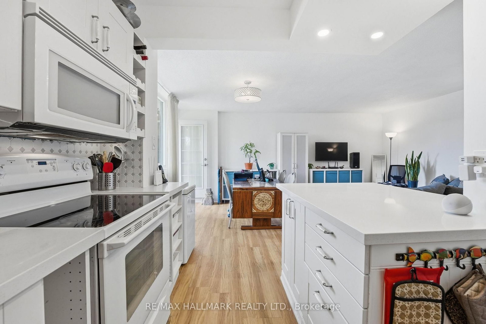 180 Markham Road, Unit 503 - Photo 6