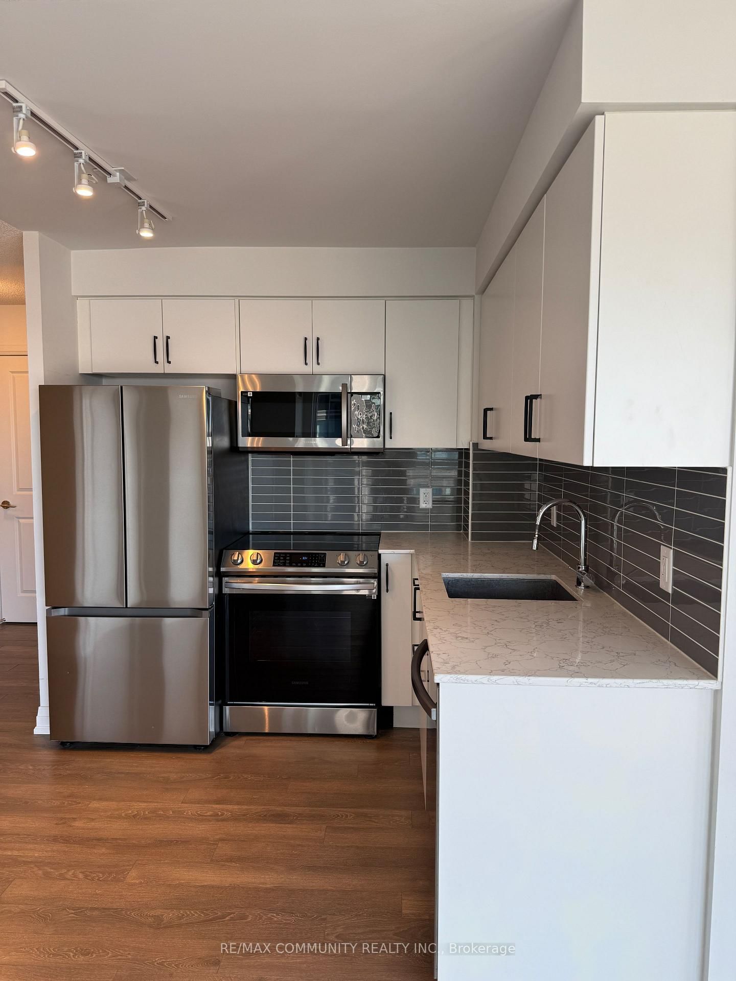 20 Meadowglen Place, Unit 2309 - Photo 17