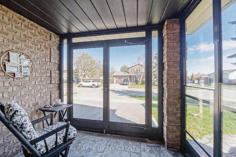 19 Glenabbey Dr, Clarington, L1E 1C1 | Image 2