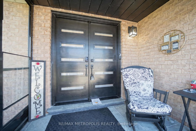 19 Glenabbey Dr, Clarington, L1E 1C1 | Image 3