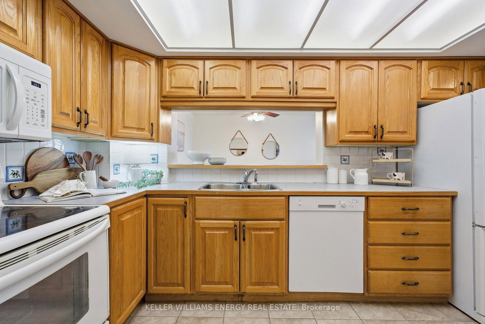 360 Watson Street W, Unit 610 - Photo 8