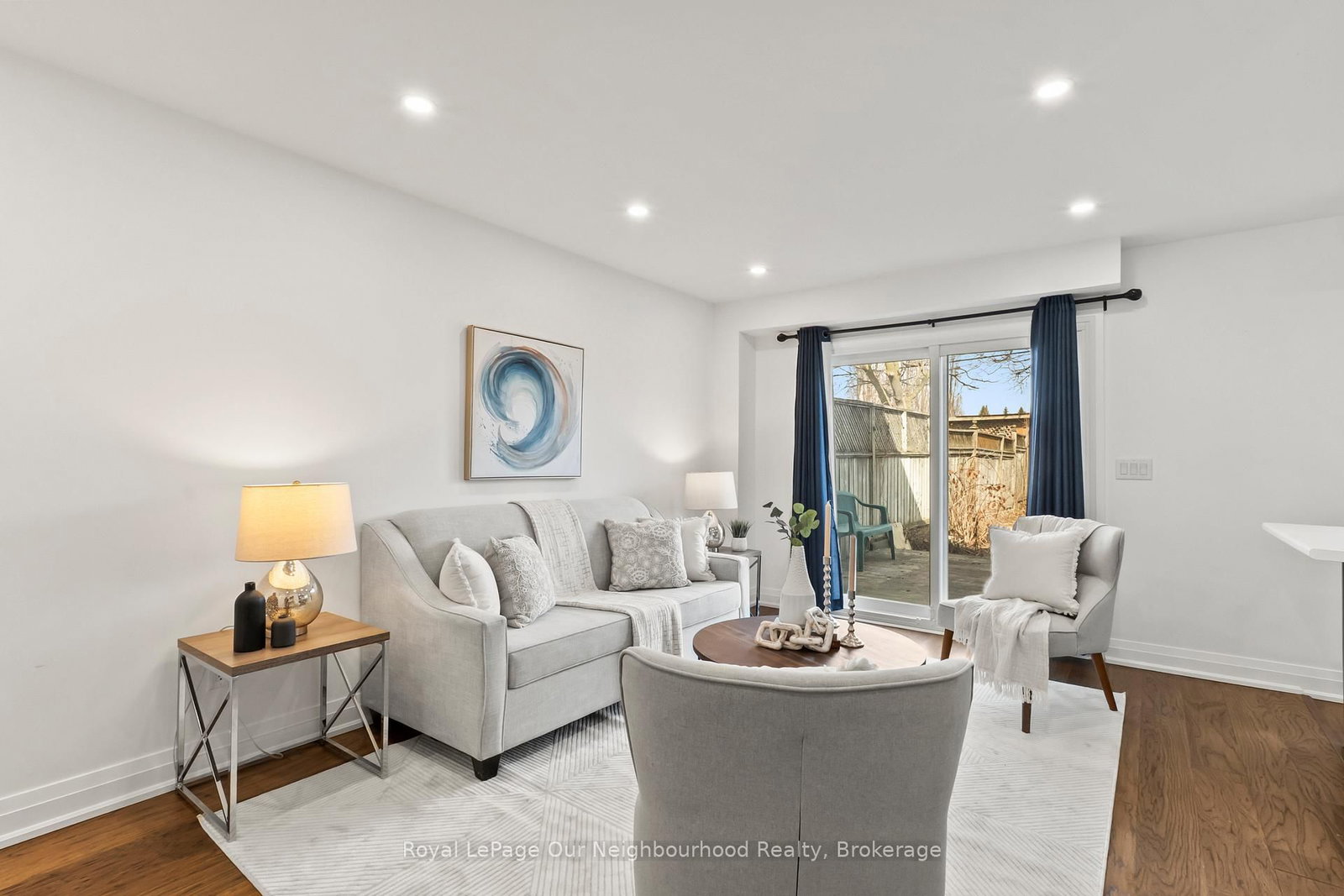 571 Berwick Crescent - Photo 4