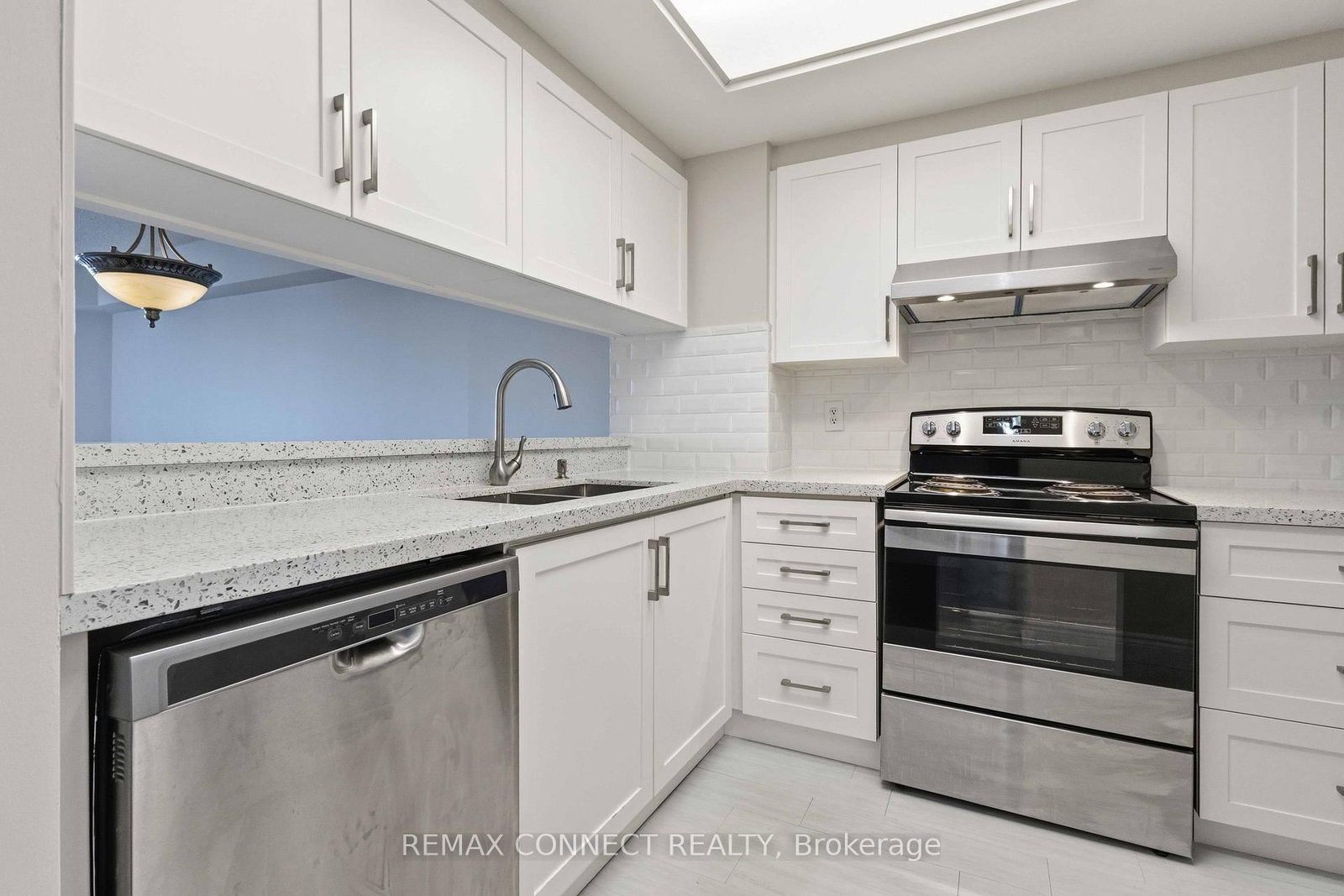 712 Rossland Road, Unit 814 - Photo 6