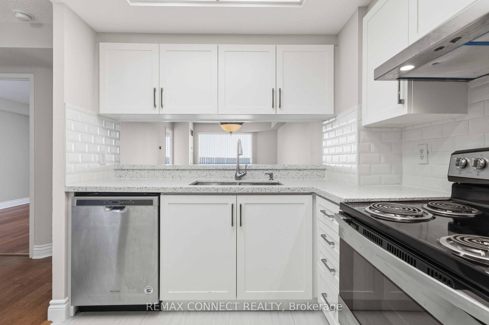 712 Rossland Road, Unit 814 - Photo 7