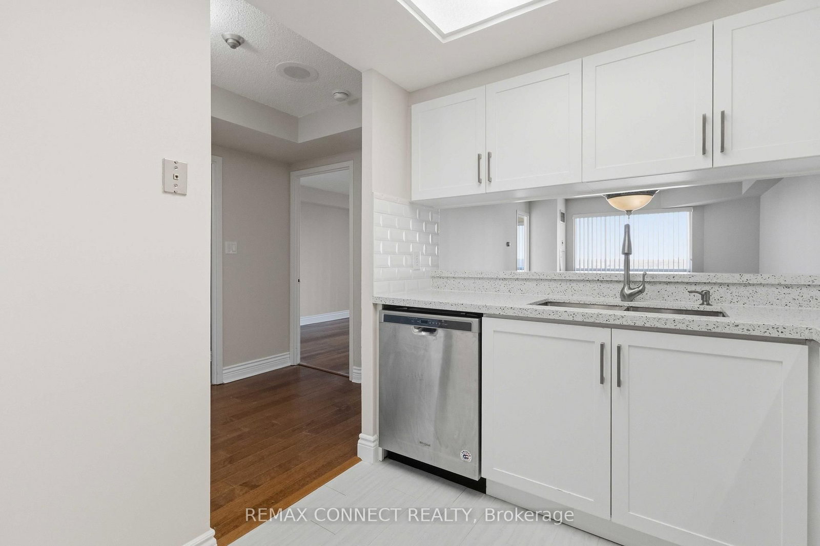 712 Rossland Road, Unit 814 - Photo 8