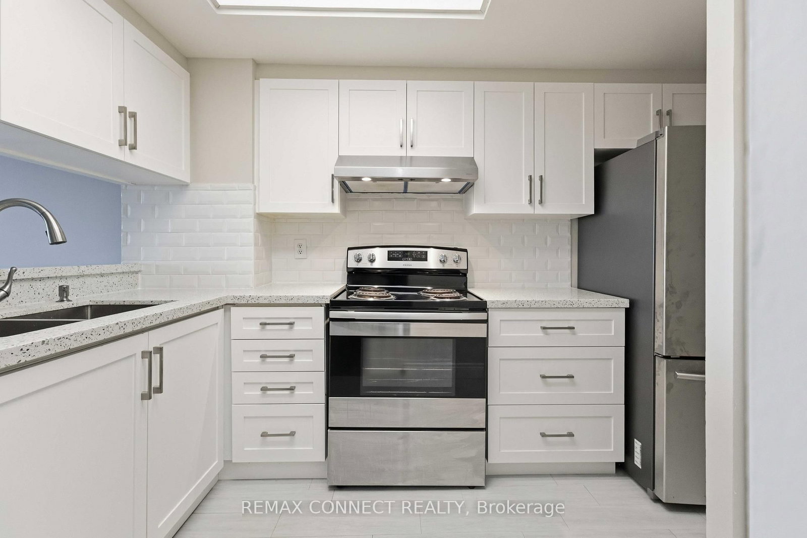 712 Rossland Road, Unit 814 - Photo 9