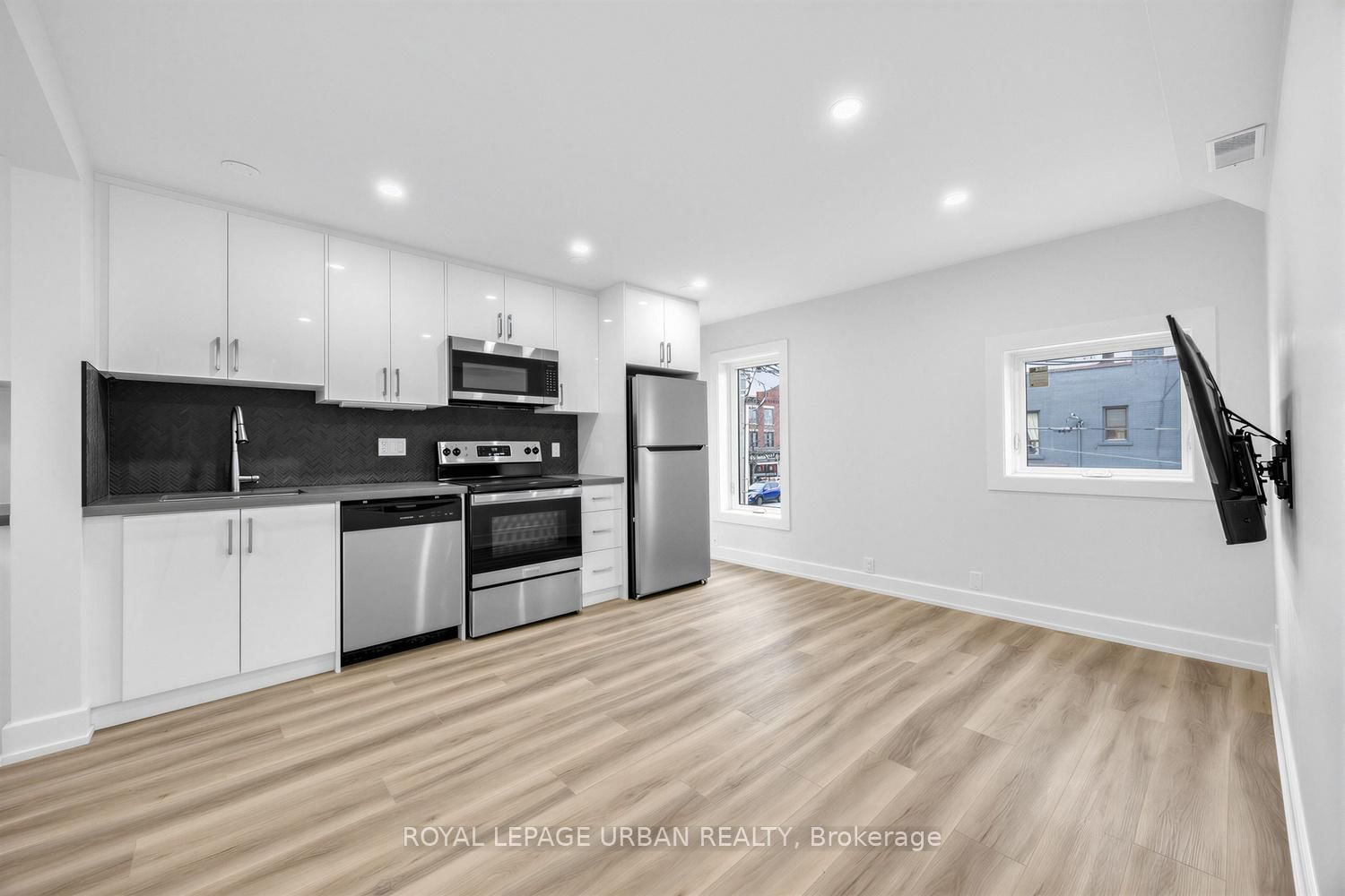 851 Danforth Avenue, Unit B - Photo 5