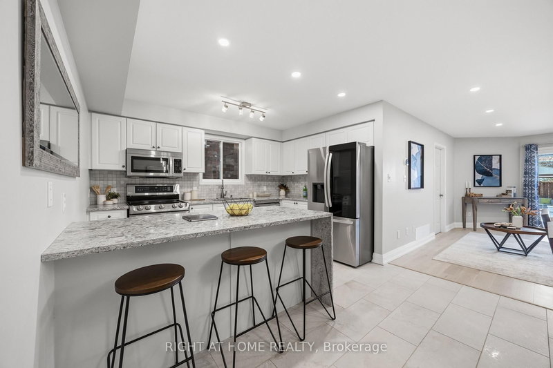 490 Flagstone Crt, Oshawa, L1K 2Z7 | Image 3