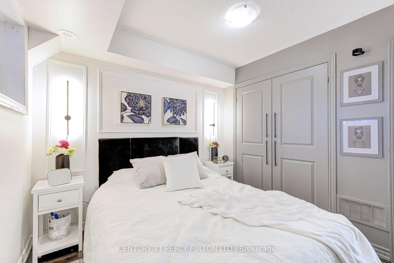 2566 William Jackson Dr, Pickering, L1X 0E5 | Image 2