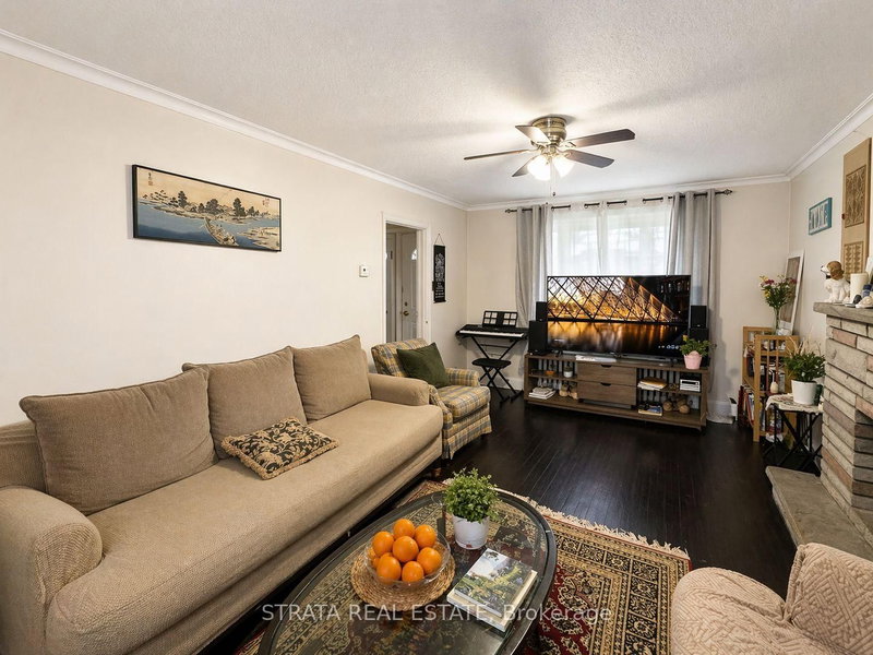 Upper - 120 Phyllis Ave, Toronto, M1M 1Y1 | Image 2