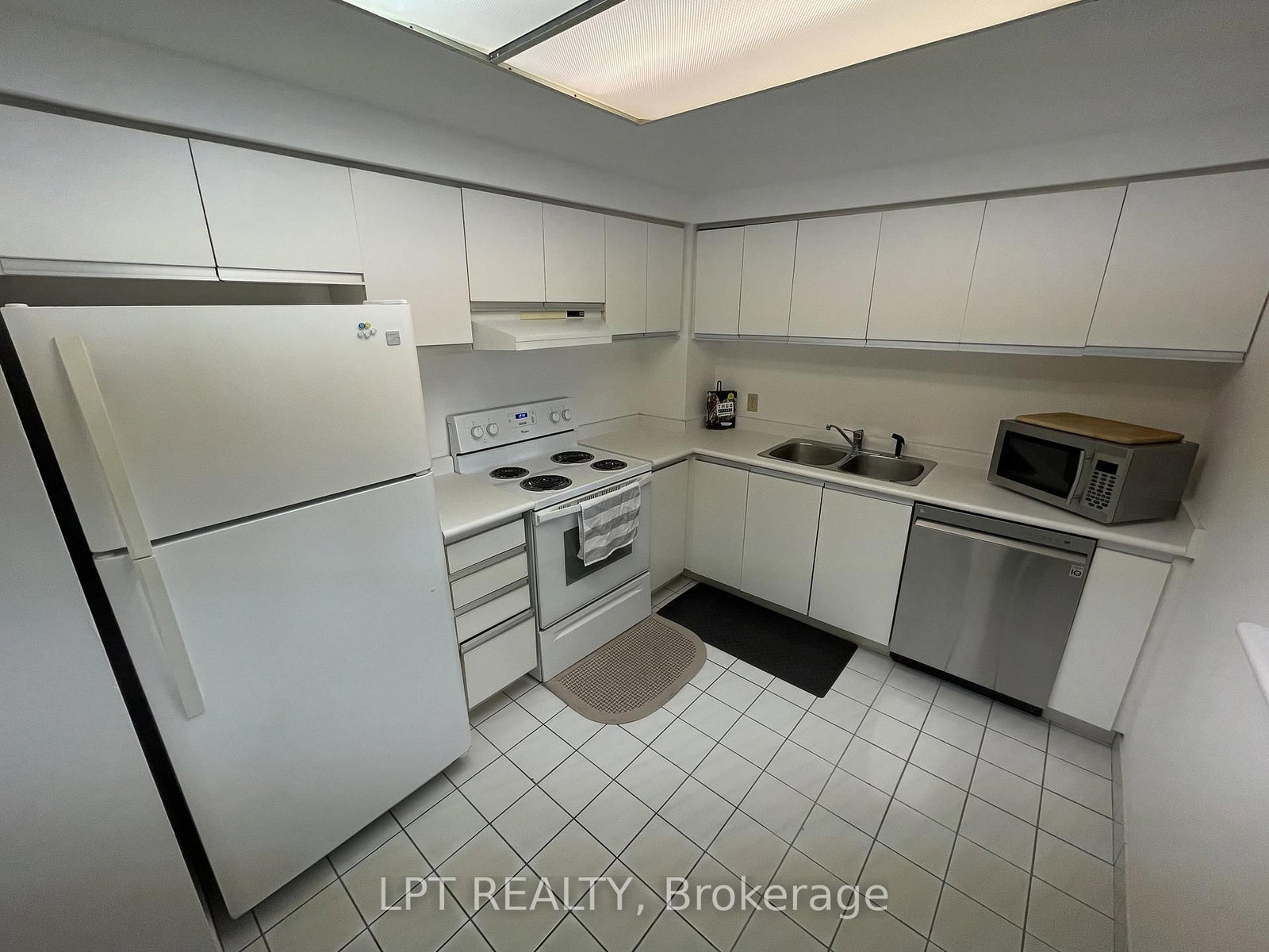 711 Rossland Road E, Unit 505 - Photo 12