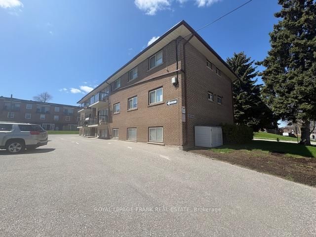 300 Athol St, Whitby, L1N 3Z4 | Image 3