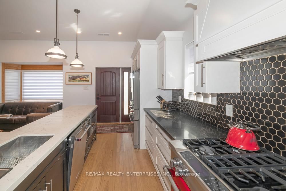 837 Kingston Road, Unit Upper - Photo 9