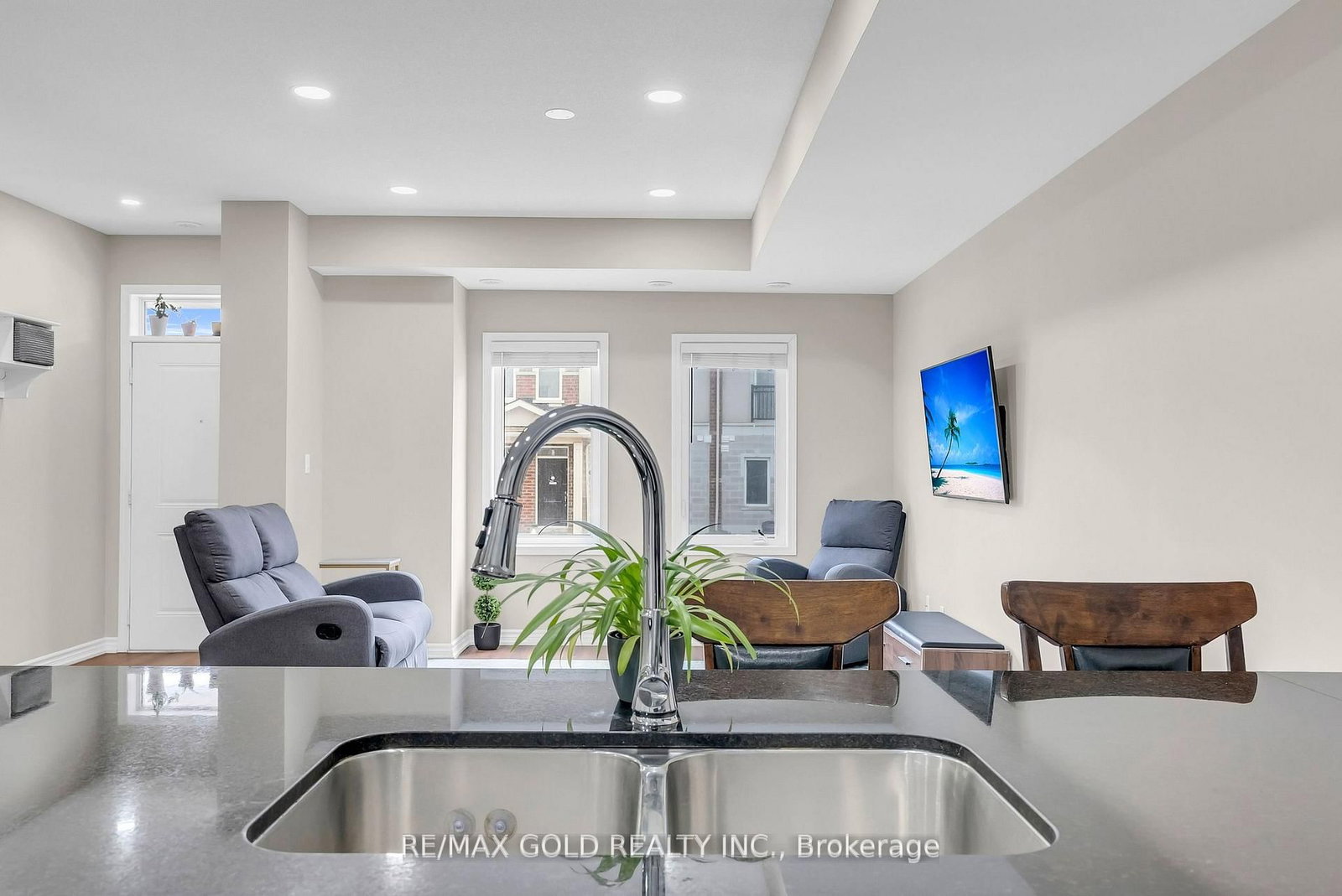 1030 Dunsley Way, Unit 06 - Photo 11