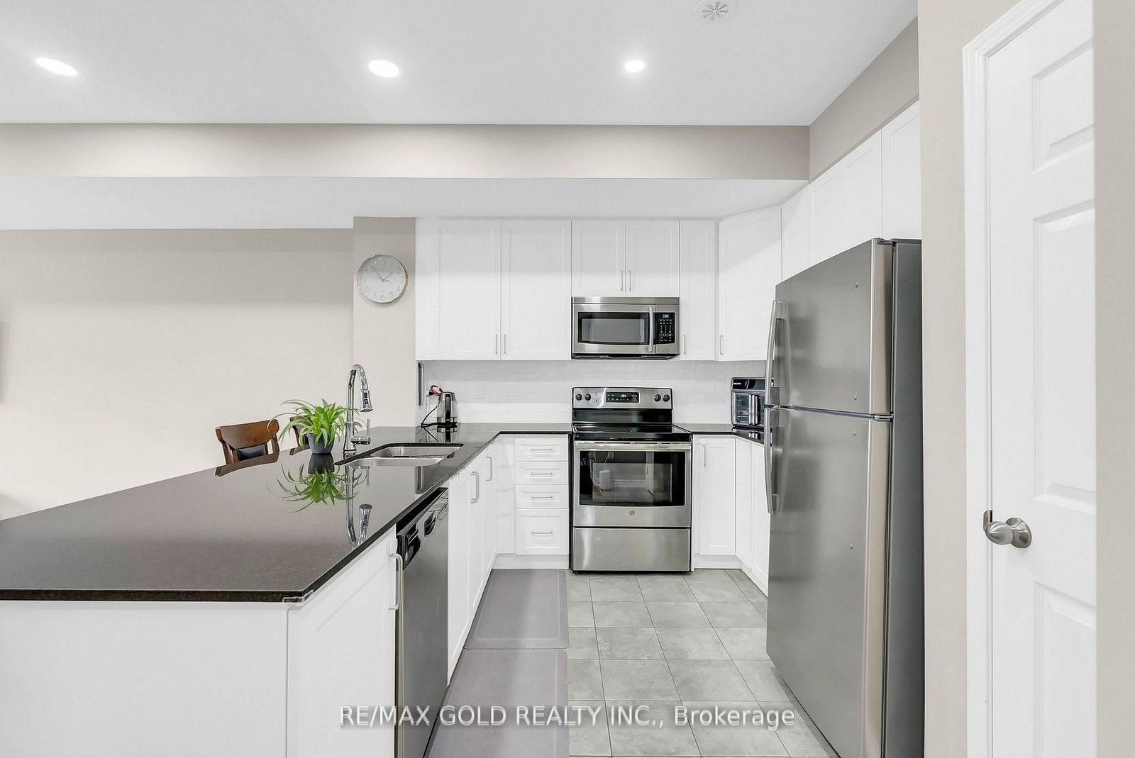 1030 Dunsley Way, Unit 06 - Photo 9