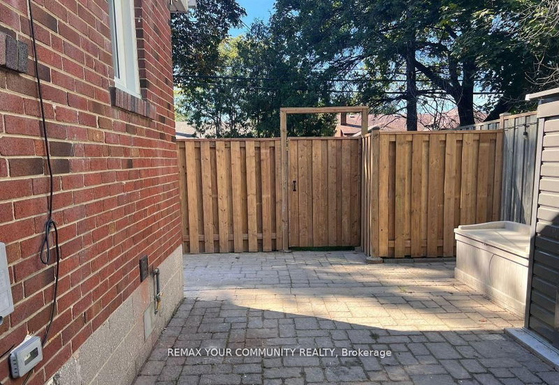 16 Robertsfield Cres, Toronto, M1R 2X2 | Image 3