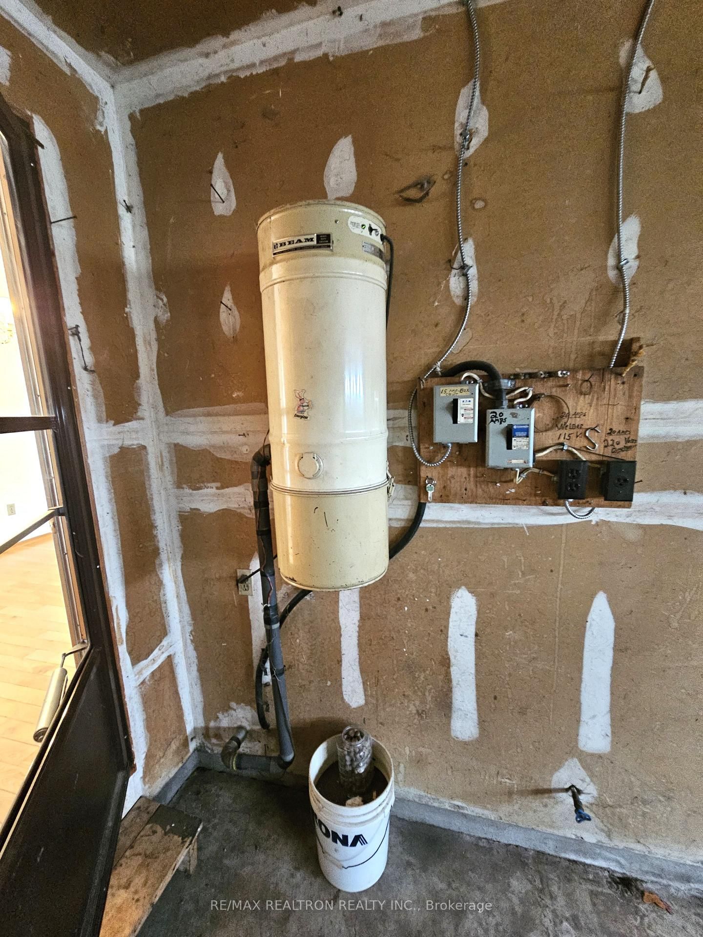 537 Lisbon Court - Photo 31